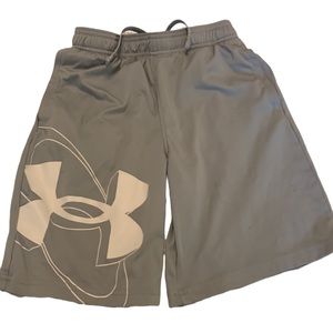 UNDER ARMOUR shorts youth M